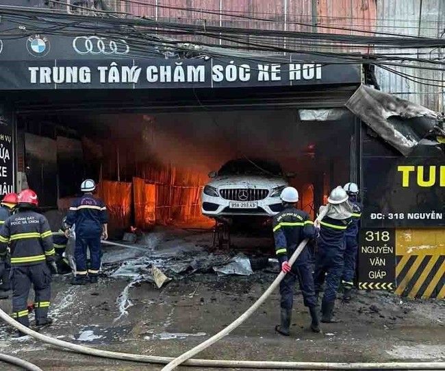 Vụ cháy ga ra ô tô tại quận Nam Từ Liêm, Hà Nội: 8 xe bị hư hỏng - Ảnh 3.
