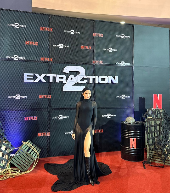 Hoa hậu H'Hen Niê xuất hiện lộng lẫy trên thảm đỏ công chiếu phim 'Extraction ' - Ảnh 2.