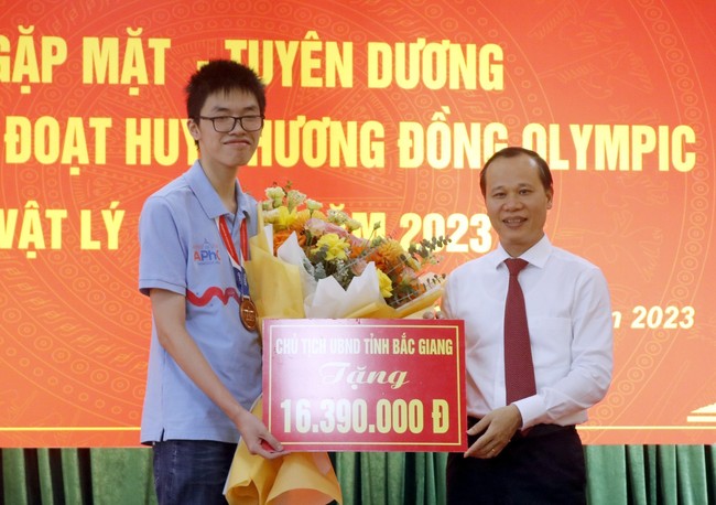 Bắc Giang: Khen thưởng học sinh đoạt Huy chương Đồng Olympic Vật lí châu Á- Thái Bình Dương 2023 - Ảnh 2.