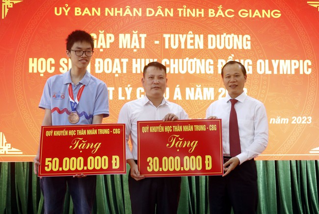 Bắc Giang: Khen thưởng học sinh đoạt Huy chương Đồng Olympic Vật lí châu Á- Thái Bình Dương 2023 - Ảnh 1.