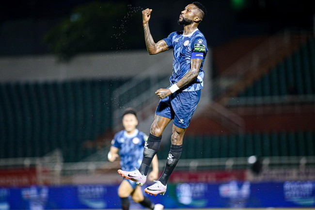 Hoàng Vũ Sam Son sút xa 35m tung lưới SLNA ở vòng 11 V-League
