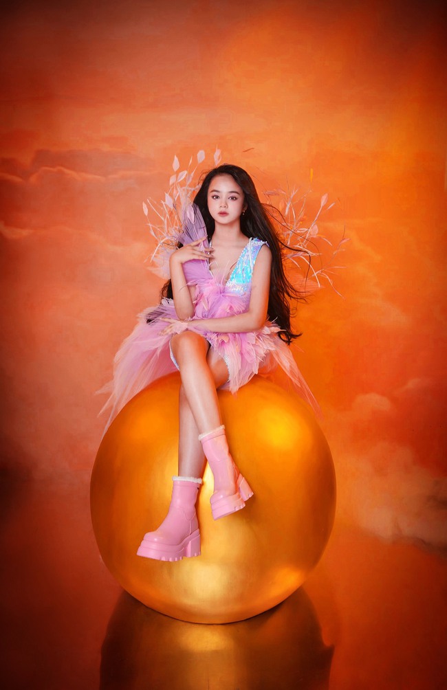 Maika Ngọc Khánh catwalk cùng siêu mẫu Hoàng Yến, Hương Ly - Ảnh 2.
