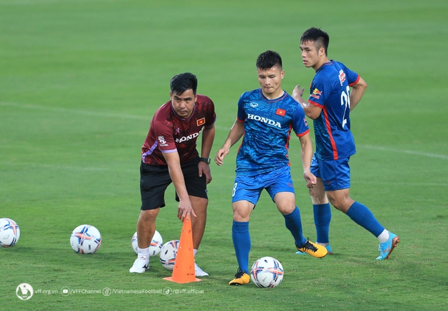 Quang Hải thể hiện tuyệt kỹ chuyền bóng đẳng cấp lừa Quốc Việt và Hải Huy trước mắt HLV Troussier - Ảnh 4.