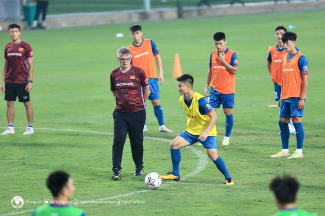 Quang Hải thể hiện tuyệt kỹ chuyền bóng đẳng cấp lừa Quốc Việt và Hải Huy trước mắt HLV Troussier - Ảnh 5.
