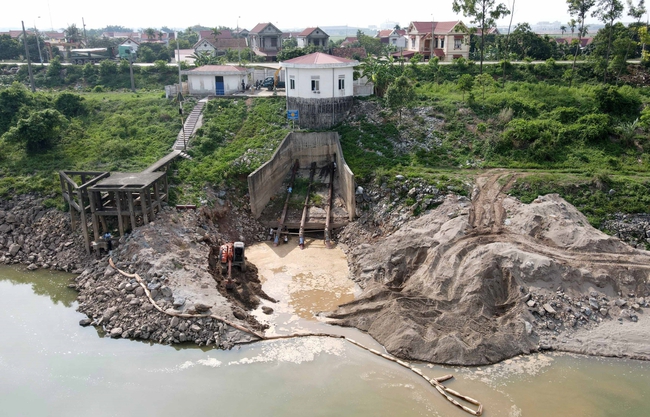 Sông Đà cạn nước kỷ lục ảnh hưởng đến đời sống người dân - Ảnh 4.