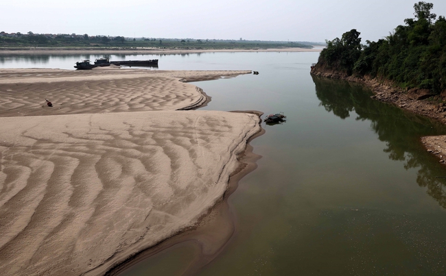 Sông Đà cạn nước kỷ lục ảnh hưởng đến đời sống người dân - Ảnh 7.