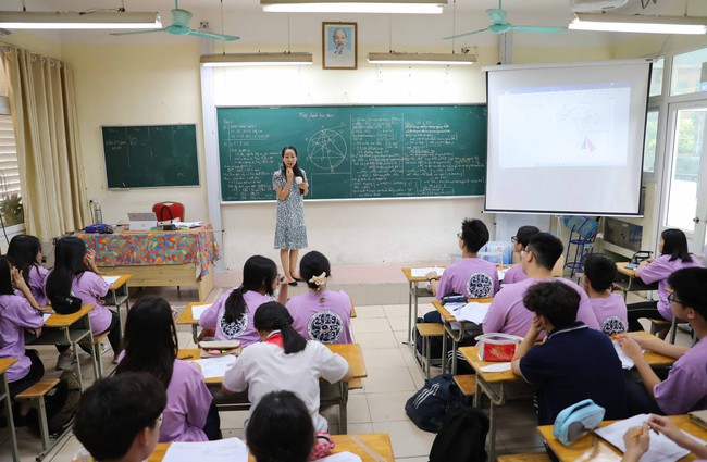 Hôm nay (9/6), 116.000 thí sinh Hà Nội làm thủ tục dự thi vào lớp 10 - Ảnh 2.