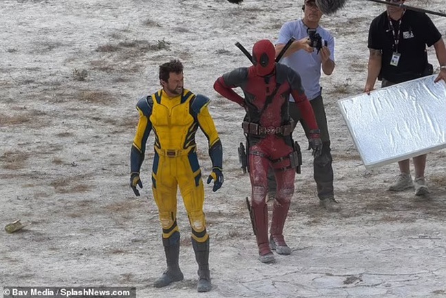 Hugh Jackman trở lại với vai Wolverine, đang quay những cảnh chiến đấu hoành tráng trên bãi biển Anh - Ảnh 1.