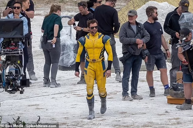 Hugh Jackman trở lại với vai Wolverine, đang quay những cảnh chiến đấu hoành tráng trên bãi biển Anh - Ảnh 12.