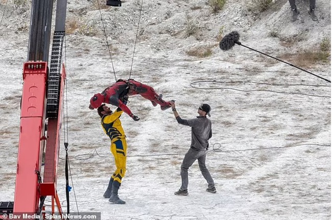 Hugh Jackman trở lại với vai Wolverine, đang quay những cảnh chiến đấu hoành tráng trên bãi biển Anh - Ảnh 15.