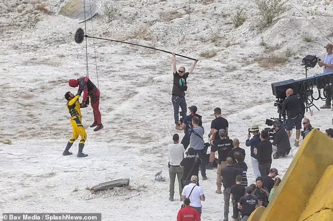Hugh Jackman trở lại với vai Wolverine, đang quay những cảnh chiến đấu hoành tráng trên bãi biển Anh - Ảnh 6.