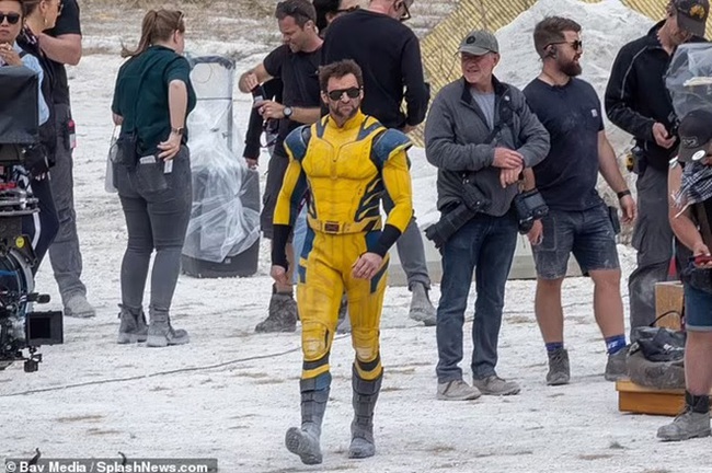 Hugh Jackman trở lại với vai Wolverine, đang quay những cảnh chiến đấu hoành tráng trên bãi biển Anh - Ảnh 7.