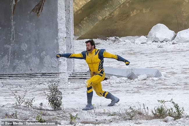 Hugh Jackman trở lại với vai Wolverine, đang quay những cảnh chiến đấu hoành tráng trên bãi biển Anh - Ảnh 8.