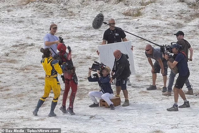 Hugh Jackman trở lại với vai Wolverine, đang quay những cảnh chiến đấu hoành tráng trên bãi biển Anh - Ảnh 9.
