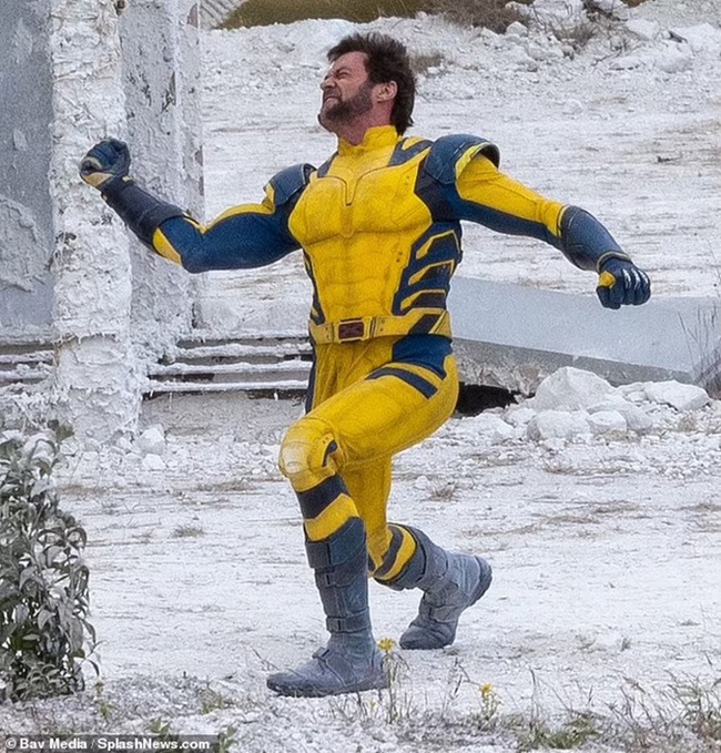 Hugh Jackman trở lại với vai Wolverine, đang quay những cảnh chiến đấu hoành tráng trên bãi biển Anh - Ảnh 10.