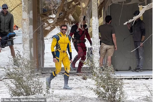 Hugh Jackman trở lại với vai Wolverine, đang quay những cảnh chiến đấu hoành tráng trên bãi biển Anh - Ảnh 11.