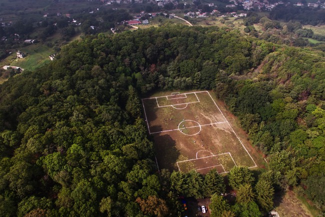 Sắc màu cuộc sống: Sân bóng đá trên miệng núi lửa ở Mexico - Ảnh 1.