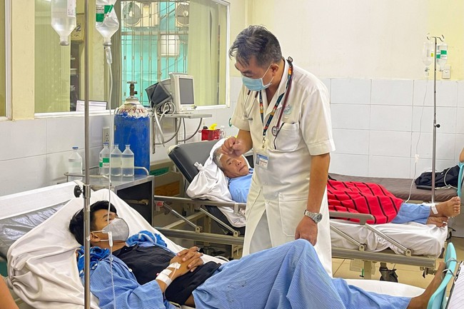 Vụ ngộ độc rượu ở Bình Phước: Cả ba nạn nhân đã bắt đầu hồi phục - Ảnh 1.