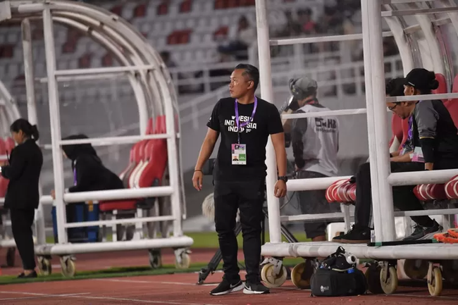 Trọng tài Việt Nam rút thẻ đỏ với cầu thủ Indonesia ngay phút thứ 3, HLV xứ vạn đảo chỉ trích sau thất bại 1-7 - Ảnh 4.