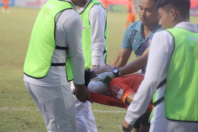 Va chạm kinh hoàng ở V-League: Cầu thủ Đà Nẵng vào viện sau khi lĩnh trọn đầu gối của thủ môn đối phương - Ảnh 3.
