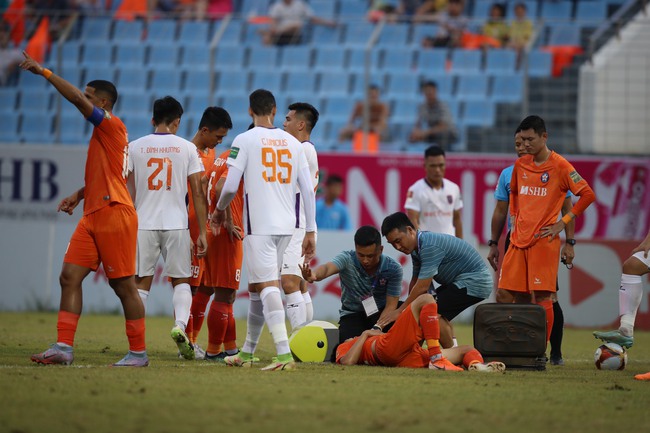 Va chạm kinh hoàng ở V-League: Cầu thủ Đà Nẵng vào viện sau khi lĩnh trọn đầu gối của thủ môn đối phương - Ảnh 2.