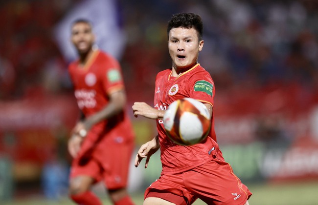 Vòng 1 giai đoạn 2 Night Wolf V-League 2023: Quang Hải lại nếm trái đắng với CAHN - Ảnh 1.