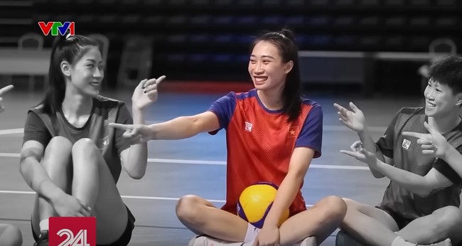ĐT bóng chuyền nữ Việt Nam bất ngờ có thành viên mới là á hậu; chủ công sinh năm 1998 xinh nhất đội - Ảnh 5.