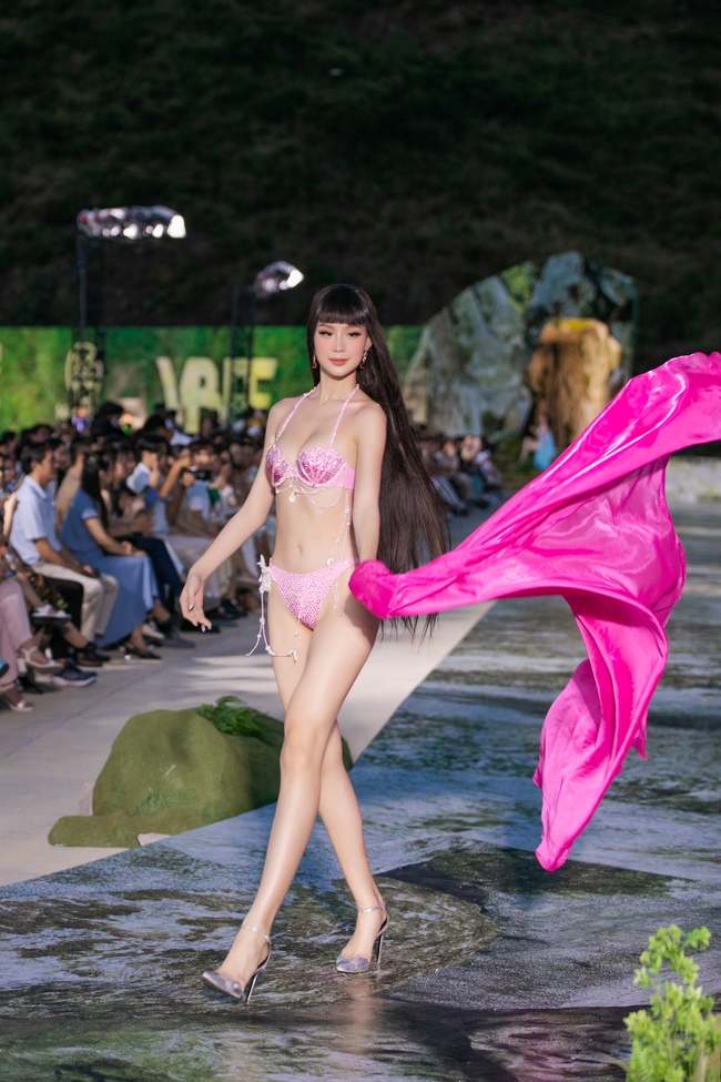 Bộ ba người đẹp Bảo Ngọc, Phương Nhi, Mai Phương 'đọ dáng' với bikini trên sàn runway Miss World Vietnam 2023 - Ảnh 1.