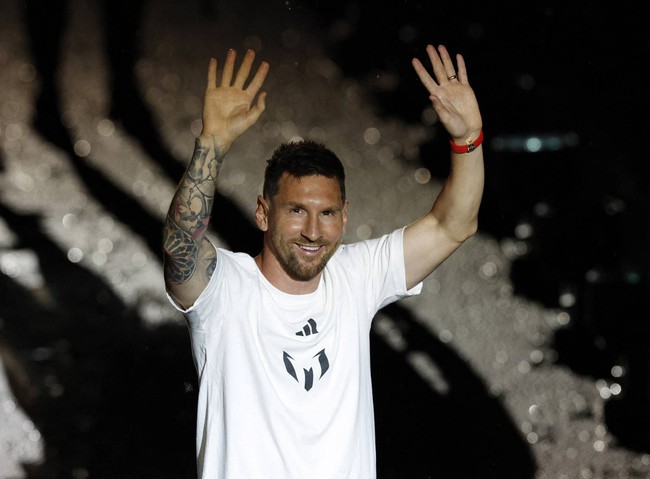 Messi ra mắt Inter Miami hoành tráng dù mưa bão, đồng chủ tịch David Beckham suýt ngã vì trượt chân - Ảnh 7.