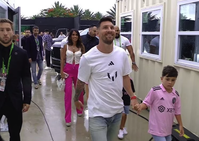 Messi ra mắt Inter Miami hoành tráng dù mưa bão, đồng chủ tịch David Beckham suýt ngã vì trượt chân - Ảnh 6.