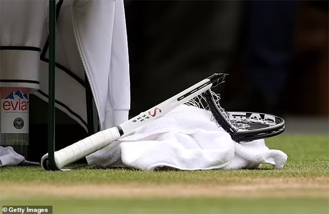 Djokovic đập vợt đầy tức tối khi thua Alcaraz, fan ngay lập tức so sánh với Federer và Nadal - Ảnh 2.