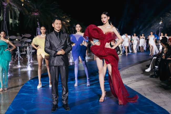 Hoa hậu Bảo Ngọc catwalk trên nước, Á hậu Ngọc Hằng mở màn ấn tượng BST của NTK Hoàng Minh Hà - Ảnh 7.