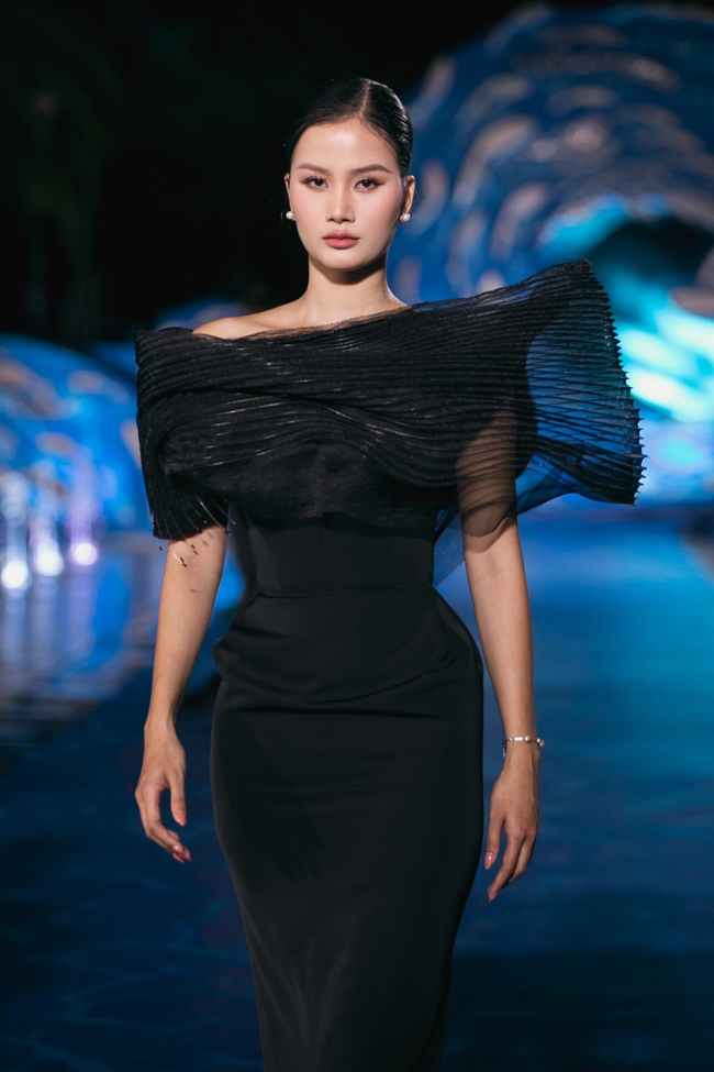 Hoa hậu Bảo Ngọc catwalk trên nước, Á hậu Ngọc Hằng mở màn ấn tượng BST của NTK Hoàng Minh Hà - Ảnh 8.