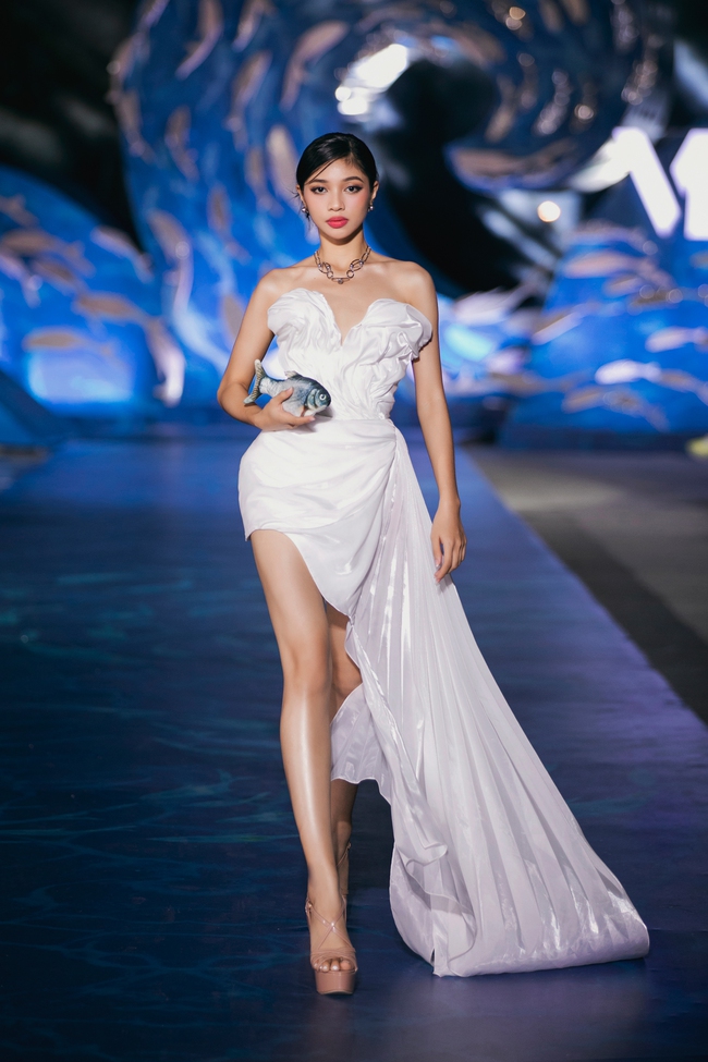 Hoa hậu Bảo Ngọc catwalk trên nước, Á hậu Ngọc Hằng mở màn ấn tượng BST của NTK Hoàng Minh Hà - Ảnh 9.