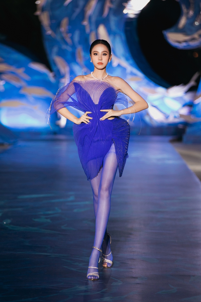 Hoa hậu Bảo Ngọc catwalk trên nước, Á hậu Ngọc Hằng mở màn ấn tượng BST của NTK Hoàng Minh Hà - Ảnh 1.