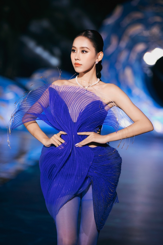 Hoa hậu Bảo Ngọc catwalk trên nước, Á hậu Ngọc Hằng mở màn ấn tượng BST của NTK Hoàng Minh Hà - Ảnh 2.