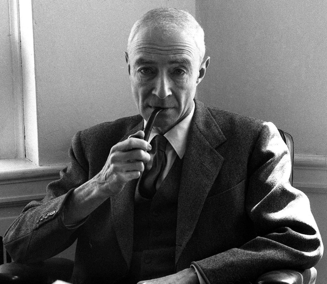 'Oppenheimer' tái hiện cuộc đời cha đẻ bom nguyên tử - Ảnh 2.