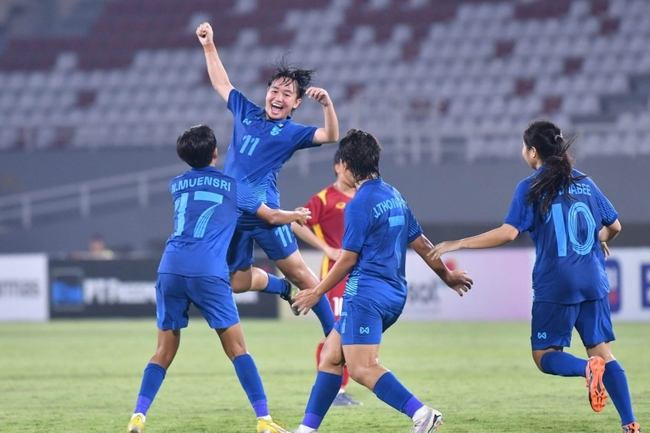 Đánh bại U19 nữ Việt Nam, U19 nữ Thái Lan vừa về nước đã được 'bơm' 1 tỷ đồng - Ảnh 3.