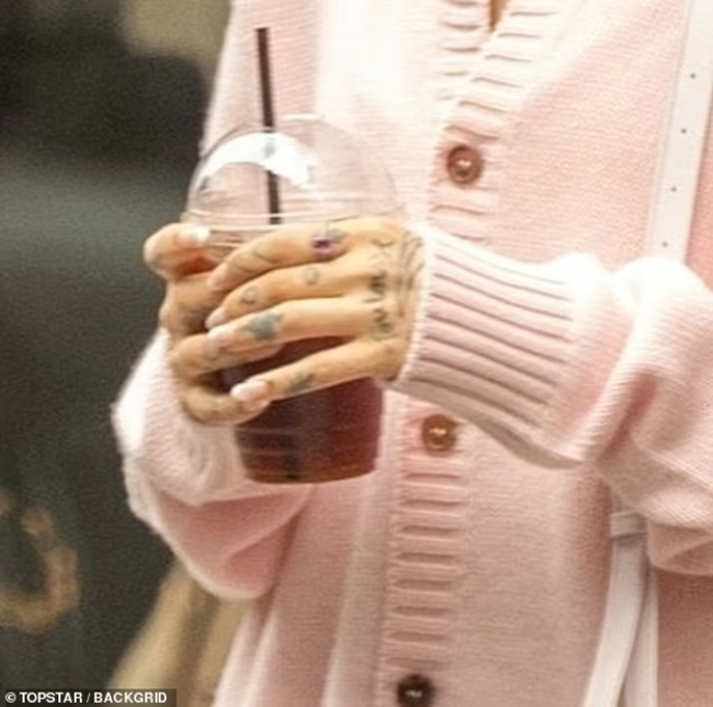 Ariana Grande lần đầu xuất hiện sau ly hôn, mua sắm vui vẻ tại Anh - Ảnh 3.