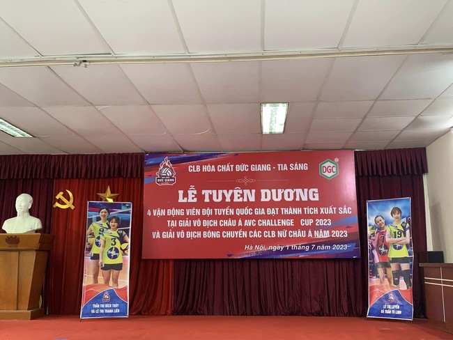 Bầu Huyền của Hóa Chất Đức Giang tuyên dương và thưởng nóng cho 4 VĐV khoác áo tuyển Việt Nam vừa giành HCB SEA Games 32, vô địch cúp các CLB Châu Á và AVC Challenge Cup
