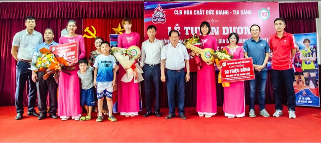Bầu Huyền của Hóa Chất Đức Giang tuyên dương và thưởng nóng cho 4 VĐV khoác áo tuyển Việt Nam vừa giành HCB SEA Games 32, vô địch cúp các CLB Châu Á và AVC Challenge Cup