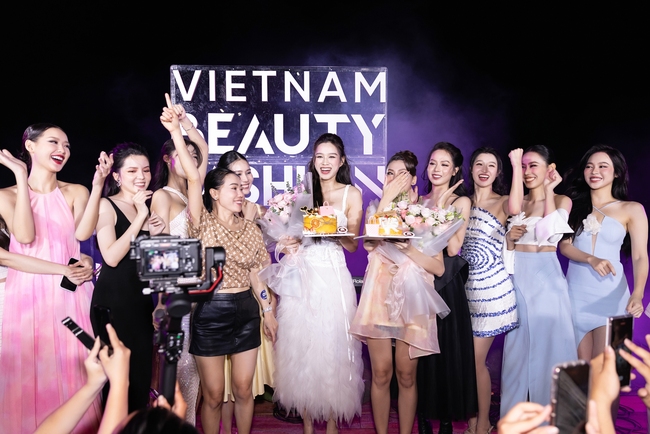 Hoa hậu Đỗ Thị Hà đón sinh nhật tuổi 22 bằng bộ ảnh mới khoe nhan sắc xinh đẹp ngọt ngào - Ảnh 7.