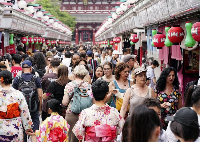 Du khách nước ngoài đến Nhật Bản lần đầu vượt 10 triệu người kể từ sau dịch Covid-19 - Ảnh 1.