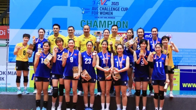 Trà Giang (số 23) cùng đồng đội ở tuyển bóng chuyền nữ Việt Nam vô địch AVC Challenge Cup 2023