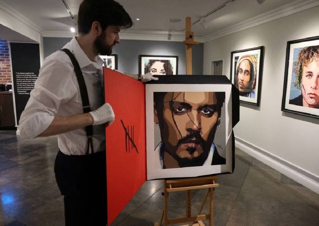 Bức chân dung Johnny Depp tự vẽ trong 'thời kỳ đen tối' được rao bán - Ảnh 4.