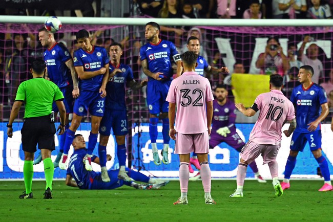 Messi lập siêu phẩm ngày ra mắt giúp Inter Miami thắng nghẹt thở phút bù giờ - Ảnh 2.