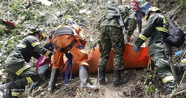 Xe buýt lao xuống vực núi tại Colombia, ít nhất 9 người thiệt mạng - Ảnh 1.
