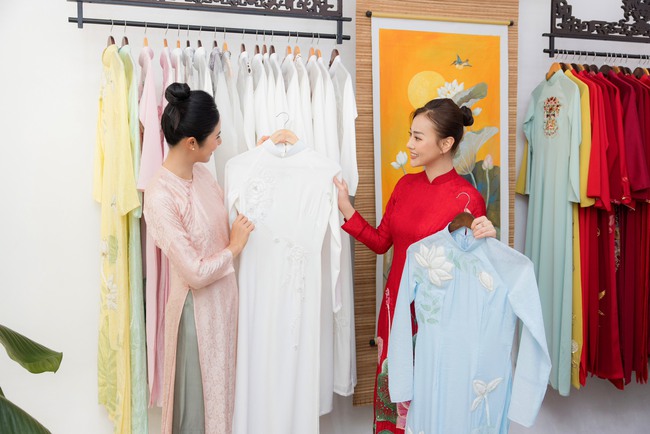 Hé lộ loạt ảnh mẹ Shark Bình đưa Phương Oanh đi thử áo dài chuẩn bị cho ngày cưới - Ảnh 3.