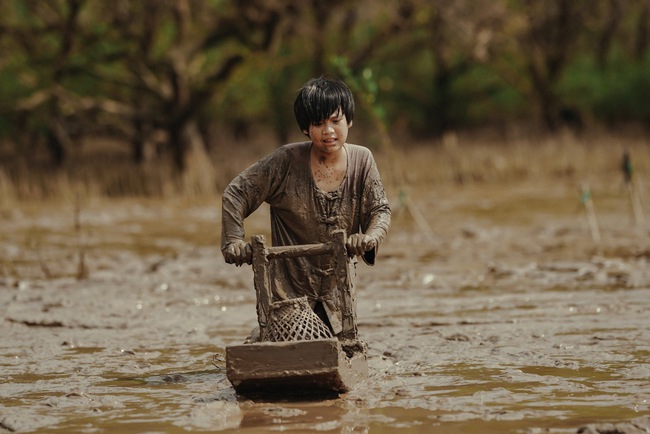 Phim điện ảnh 'Đất Rừng Phương Nam' hé lộ cảnh nhảy cầu đầy mạo hiểm của 'bé an' Hạo Khang - Ảnh 6.