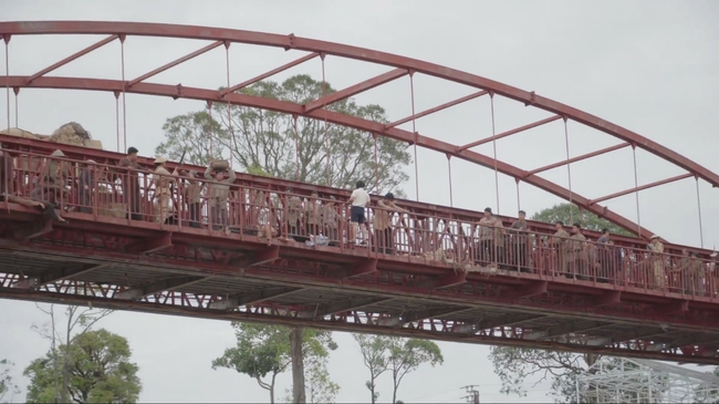 Phim điện ảnh 'Đất Rừng Phương Nam' hé lộ cảnh nhảy cầu đầy mạo hiểm của 'bé an' Hạo Khang - Ảnh 9.